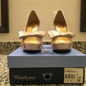 NIB Champagne Patent Open Toe Bow High Heels Sz 7